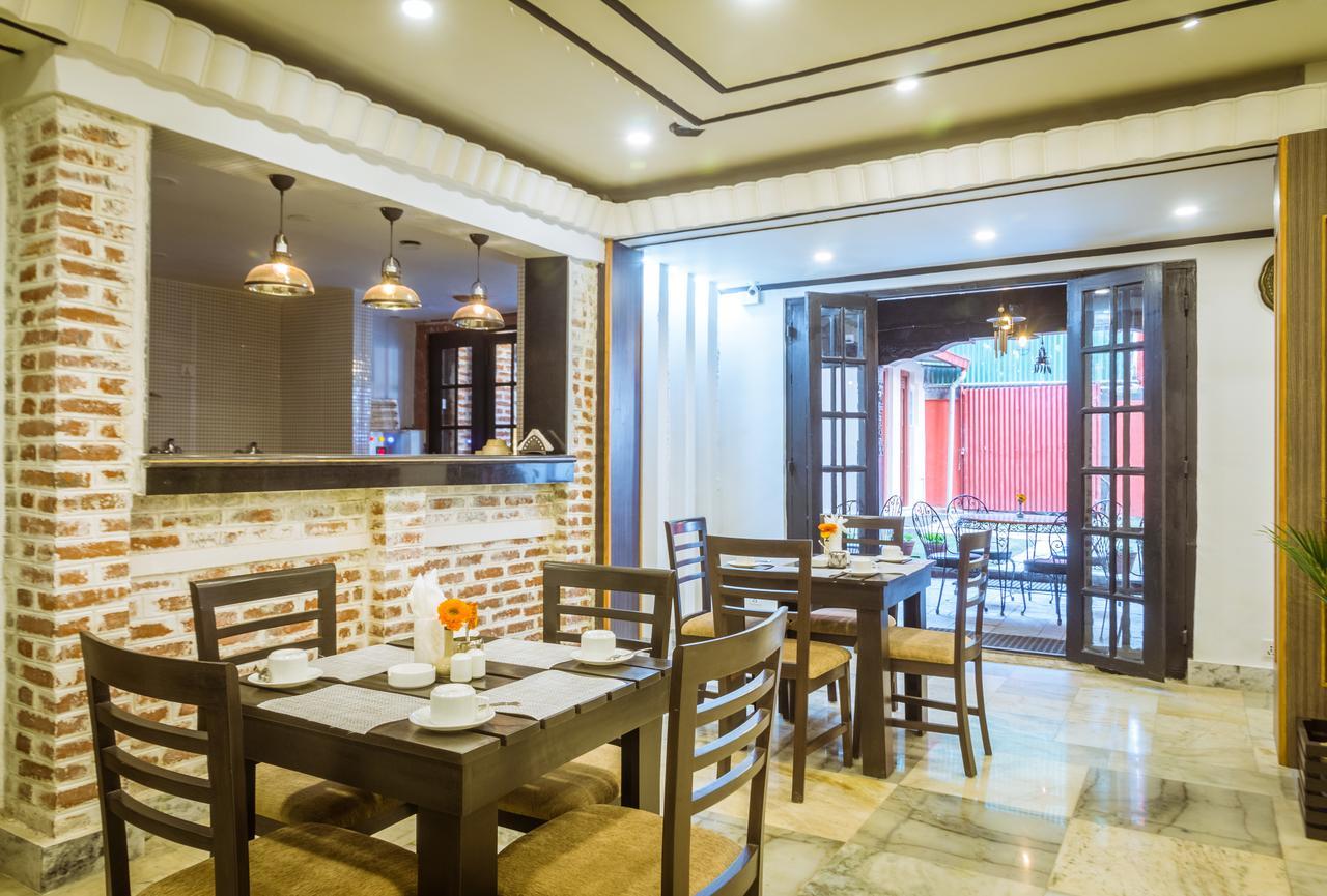 Harati Manor Inn Kathmandu Buitenkant foto